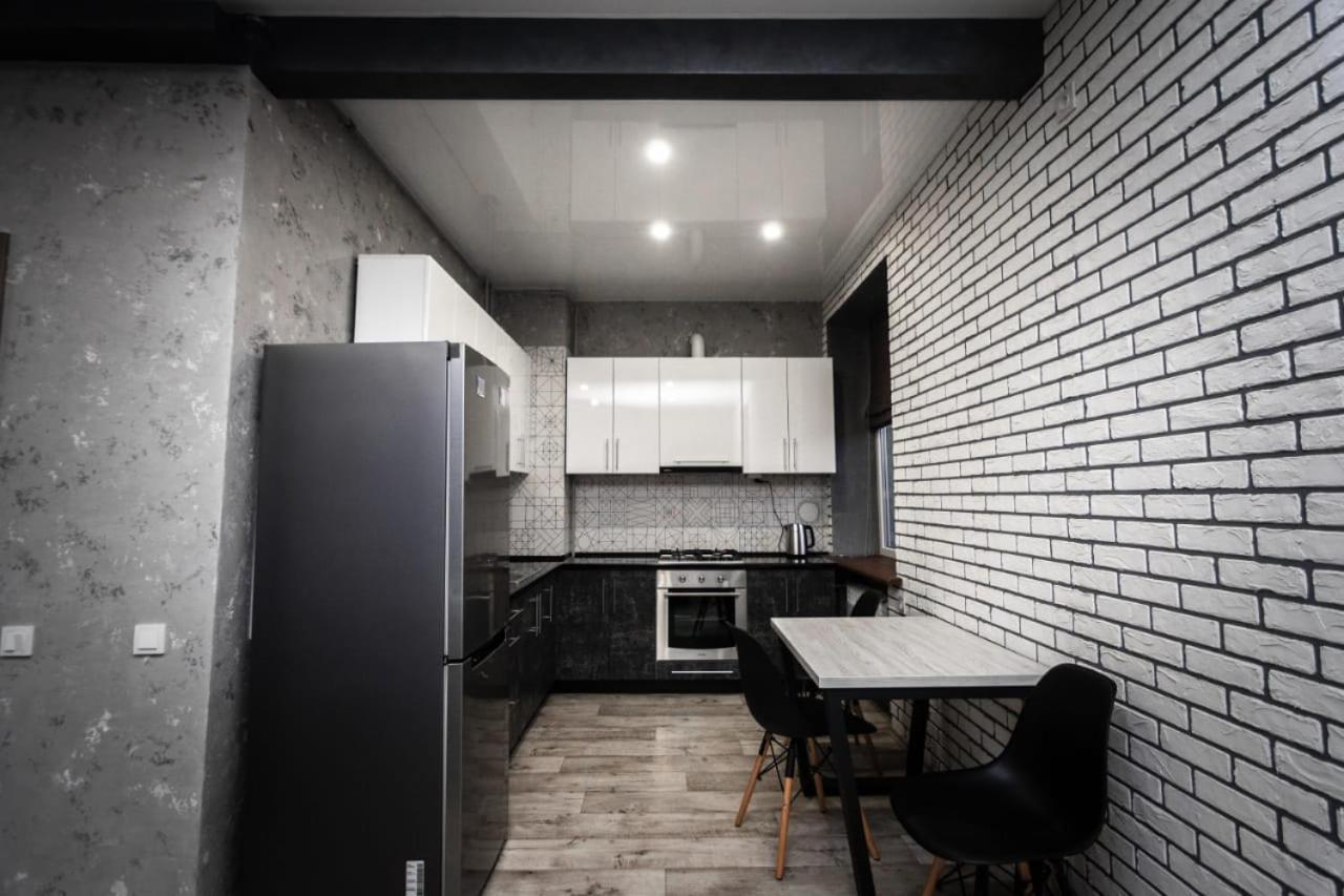 Loft Apartment On Svobody カーミヤンシケ エクステリア 写真