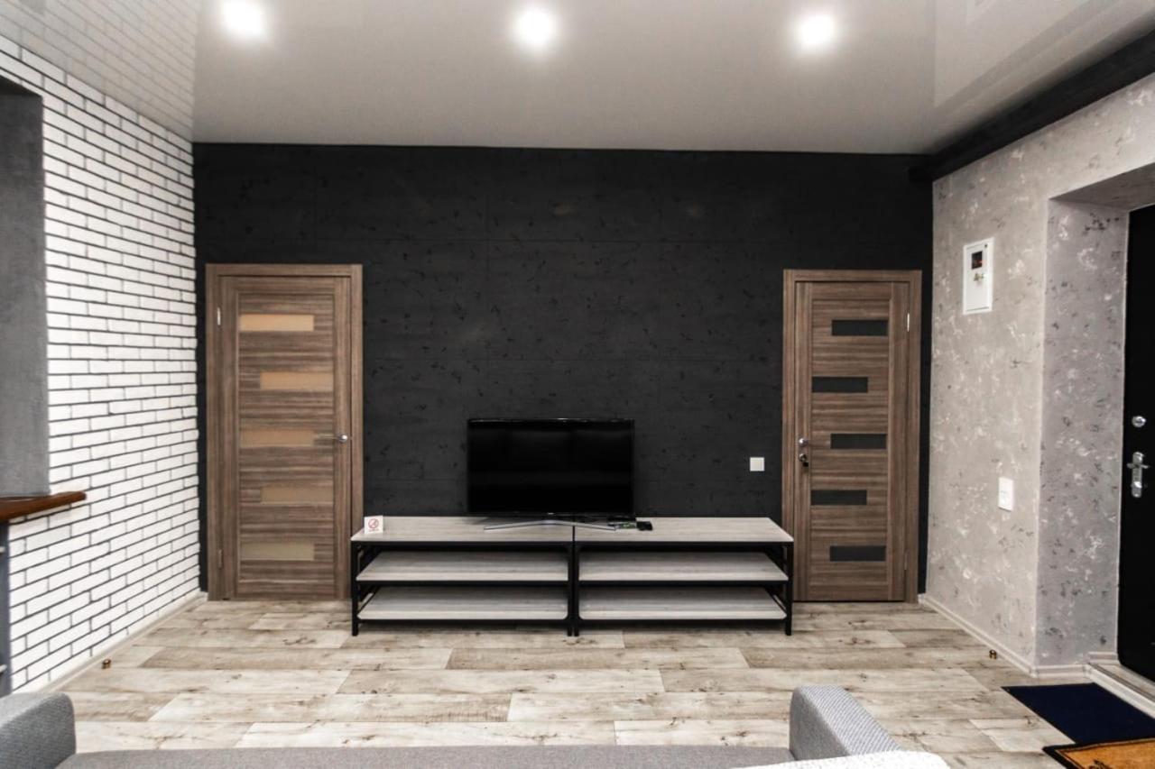 Loft Apartment On Svobody カーミヤンシケ エクステリア 写真